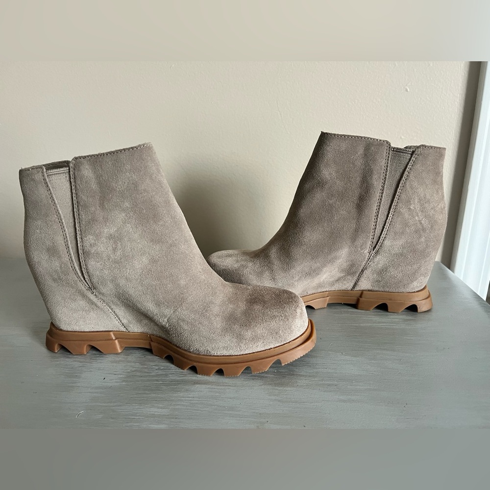 Sorel Gray Tan wedge suede booties women’s size 9 good condition